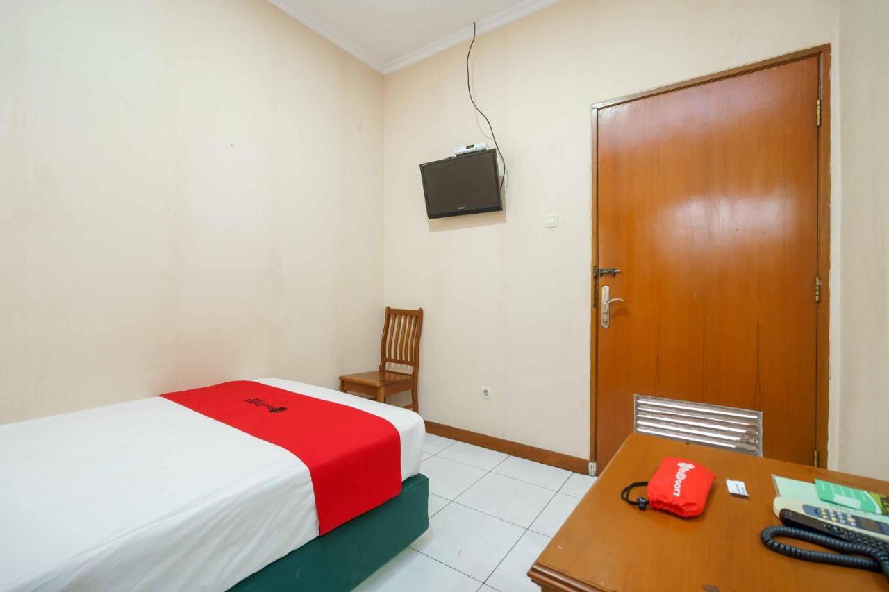 Reddoorz Plus Near Kemang Raya Джакарта Экстерьер фото
