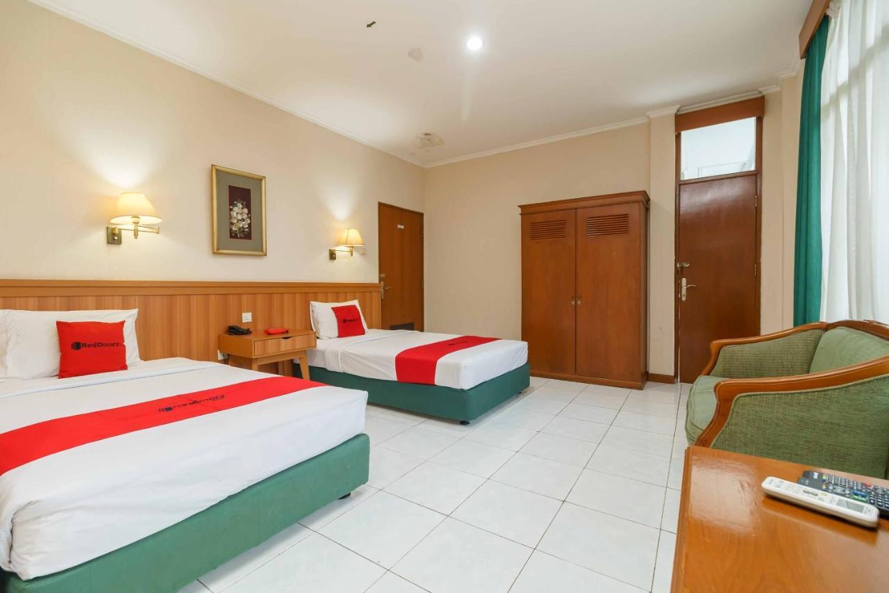 Reddoorz Plus Near Kemang Raya Джакарта Экстерьер фото