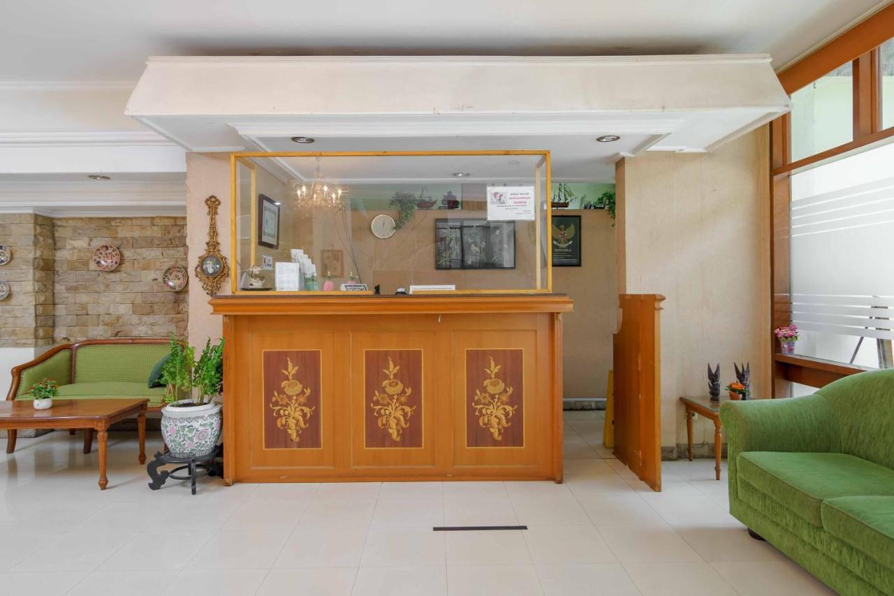 Reddoorz Plus Near Kemang Raya Джакарта Экстерьер фото