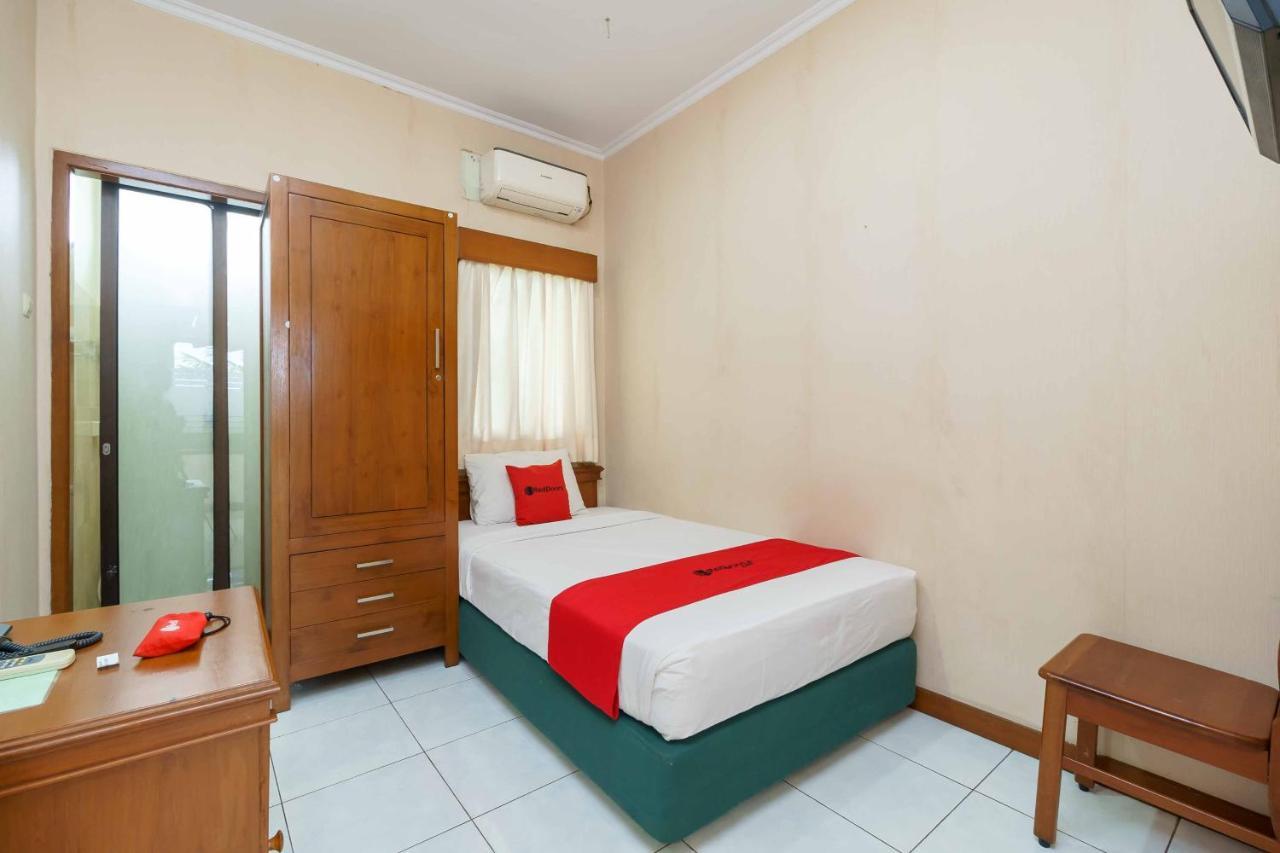 Reddoorz Plus Near Kemang Raya Джакарта Экстерьер фото