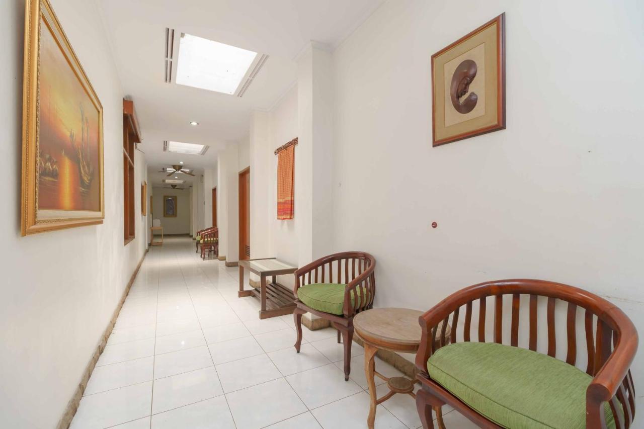 Reddoorz Plus Near Kemang Raya Джакарта Экстерьер фото