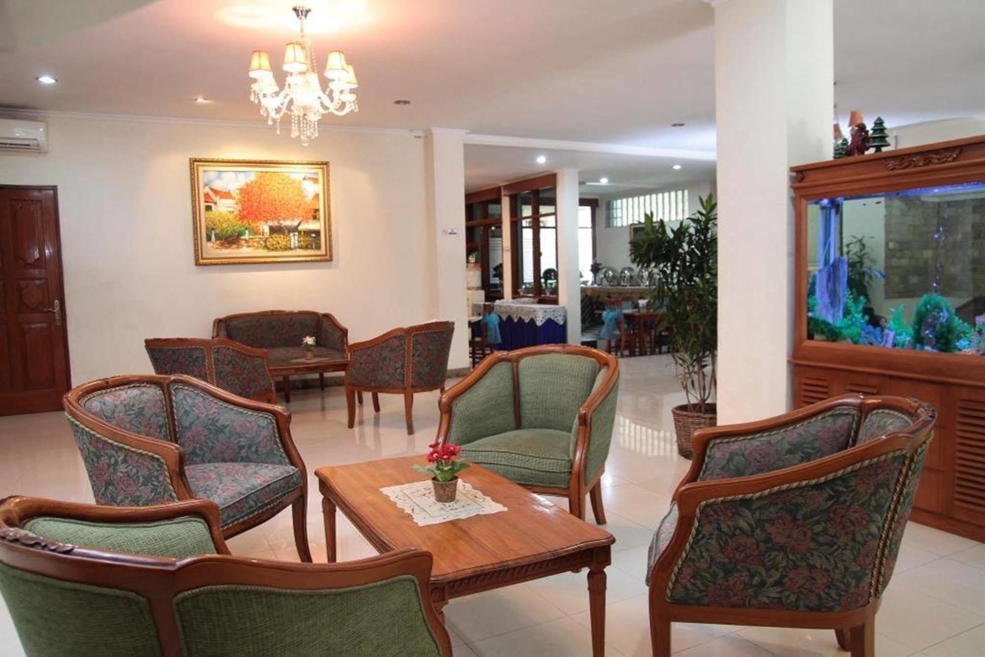 Reddoorz Plus Near Kemang Raya Джакарта Экстерьер фото