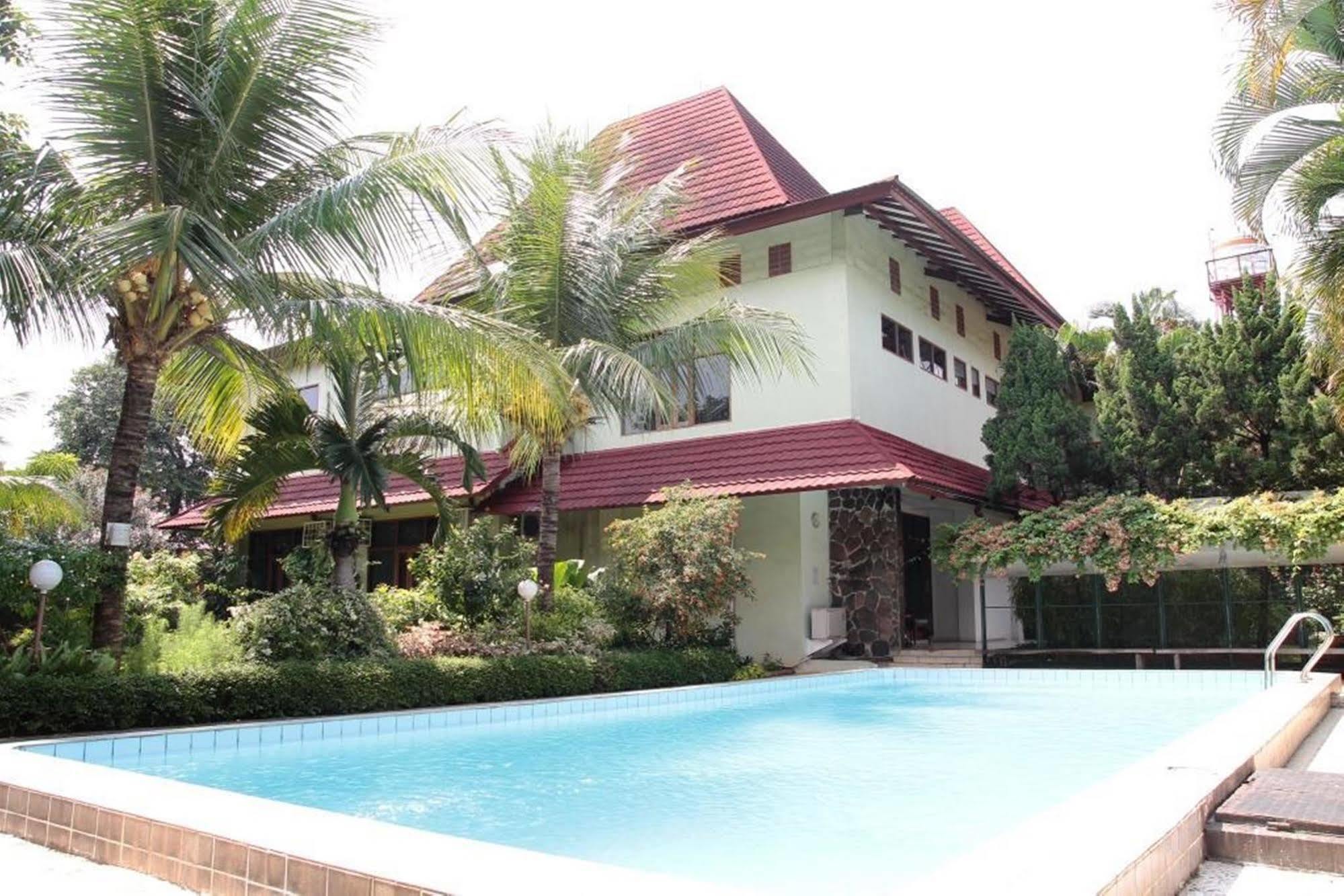 Reddoorz Plus Near Kemang Raya Джакарта Экстерьер фото