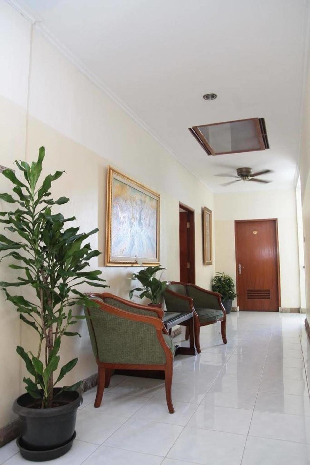 Reddoorz Plus Near Kemang Raya Джакарта Экстерьер фото