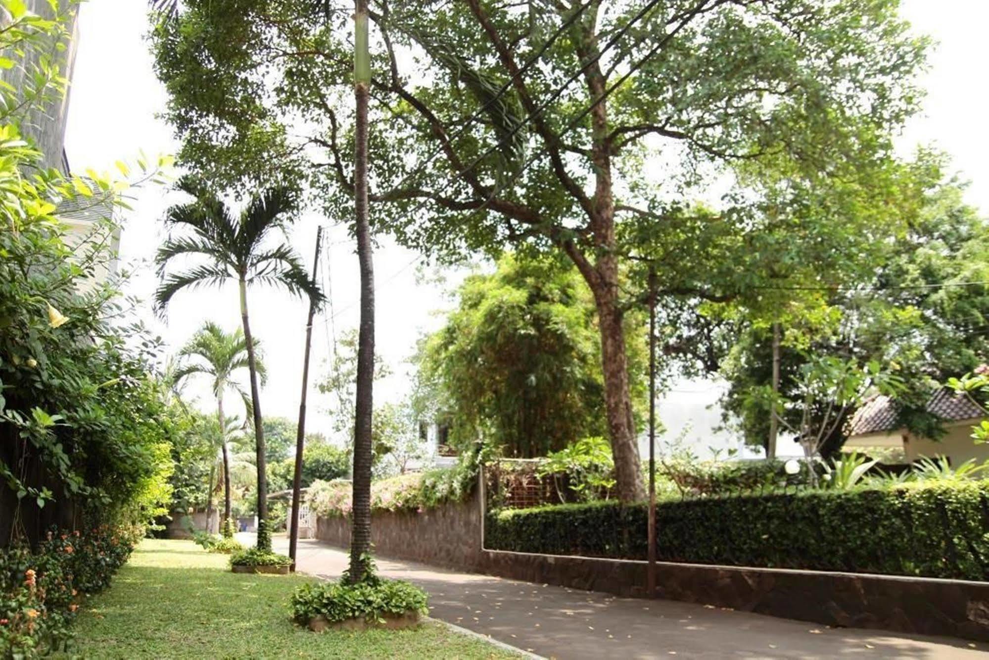 Reddoorz Plus Near Kemang Raya Джакарта Экстерьер фото